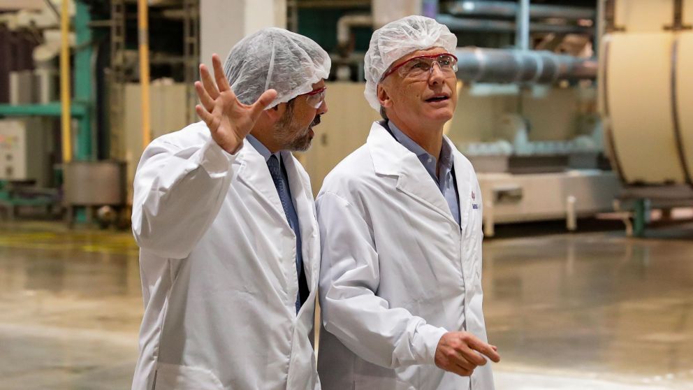 El presidente recorrió una nueva línea de producción de la empresa alimenticia Lucchetti (Presidencia).