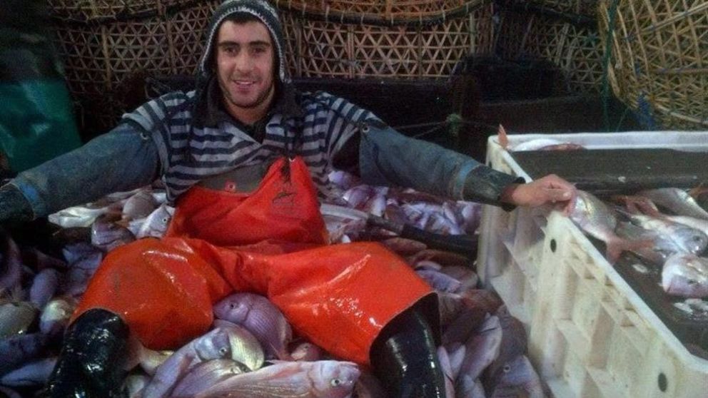 Uno de los tripulantes en la embarcación.