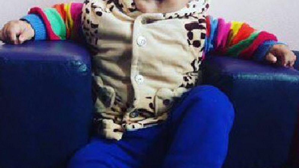 Pese a su sufrimiento, el ni�o no lo deja de sonre�r. 