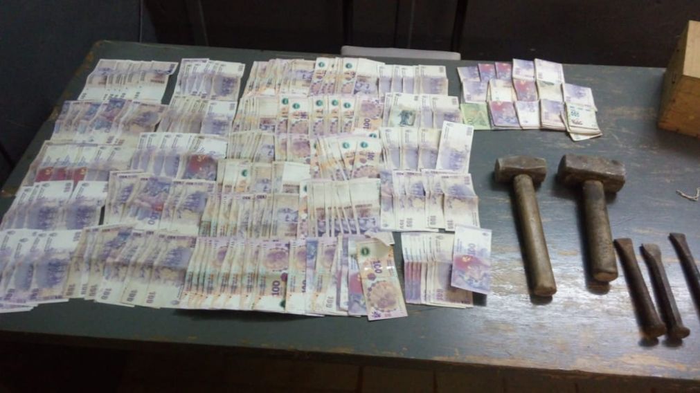 Parte del dinero y las herramientas secuestradas.