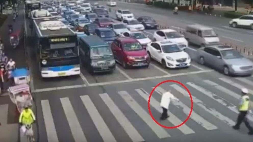Policía ayudó a abuelo a cruzar avenida "a cocochito"