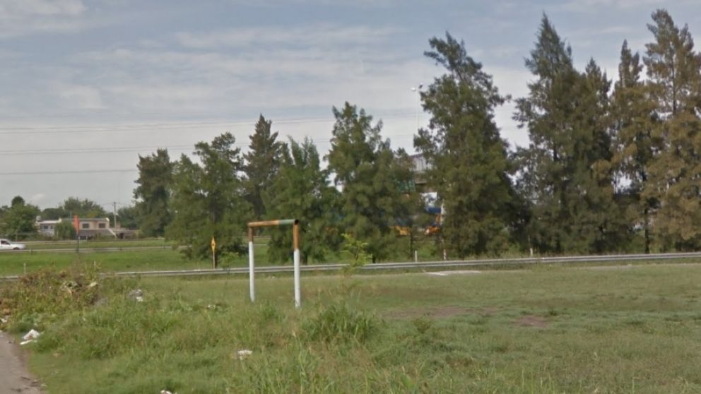 Acá, en esta canchita, apareció el cadáver baleado del individuo.