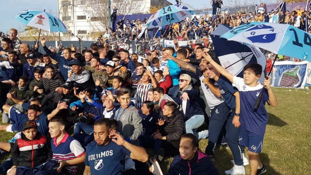 Interminable. La alegría de la gente de Devoto tras el ansiado ascenso a la C. (Gentileza @DXTF_)