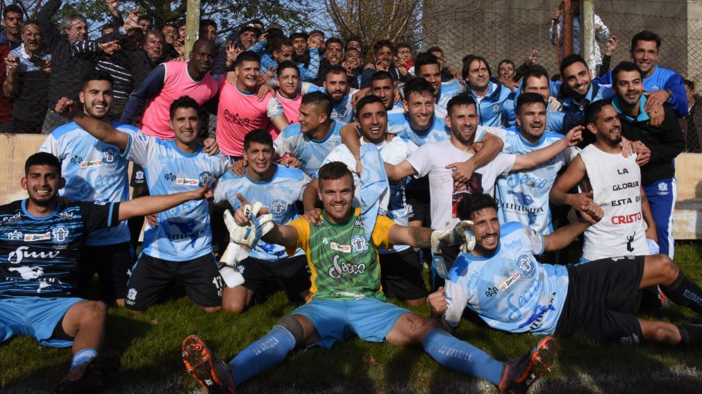 El Celeste festejó en la barranca quilmeña. (Pablo Villán-Crónica)