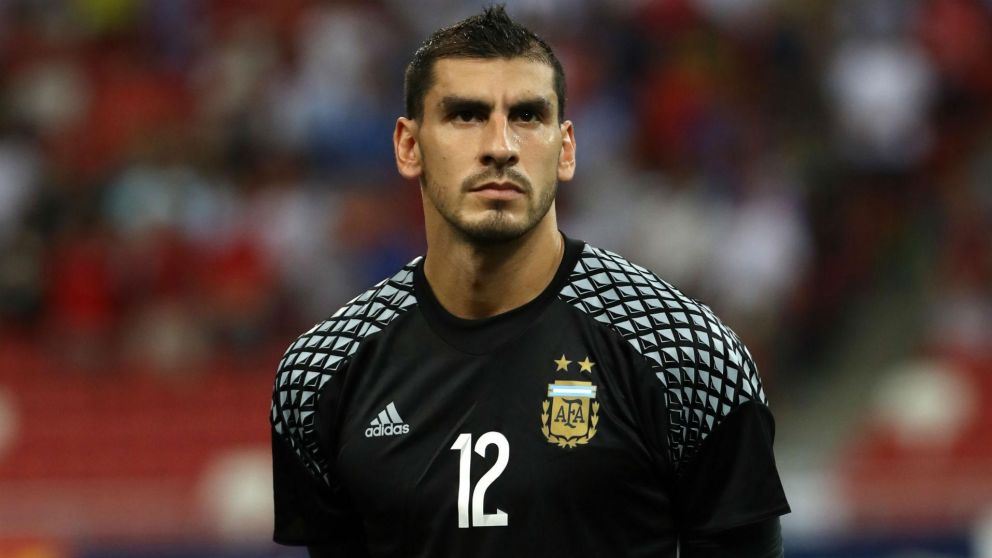 Guzmán apoyó a Lanzini tras su lesión.