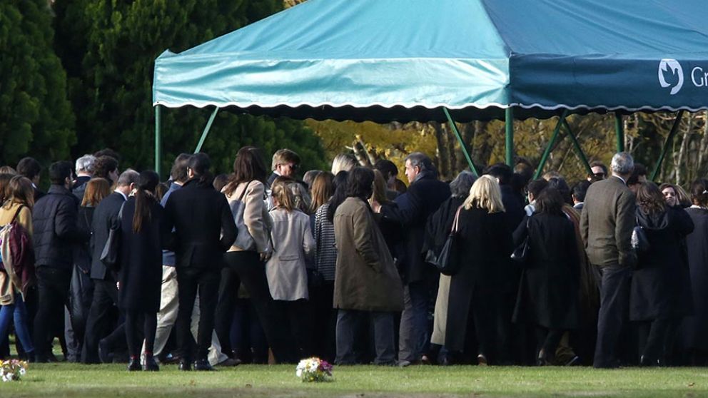 Máxima Zorreguieta junto a la familia, en el último adiós a su hermana. (AFP)