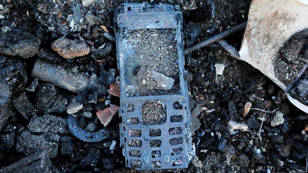 El sujeto comenzó a moverse a toda velocidad para deshacerse del celular.