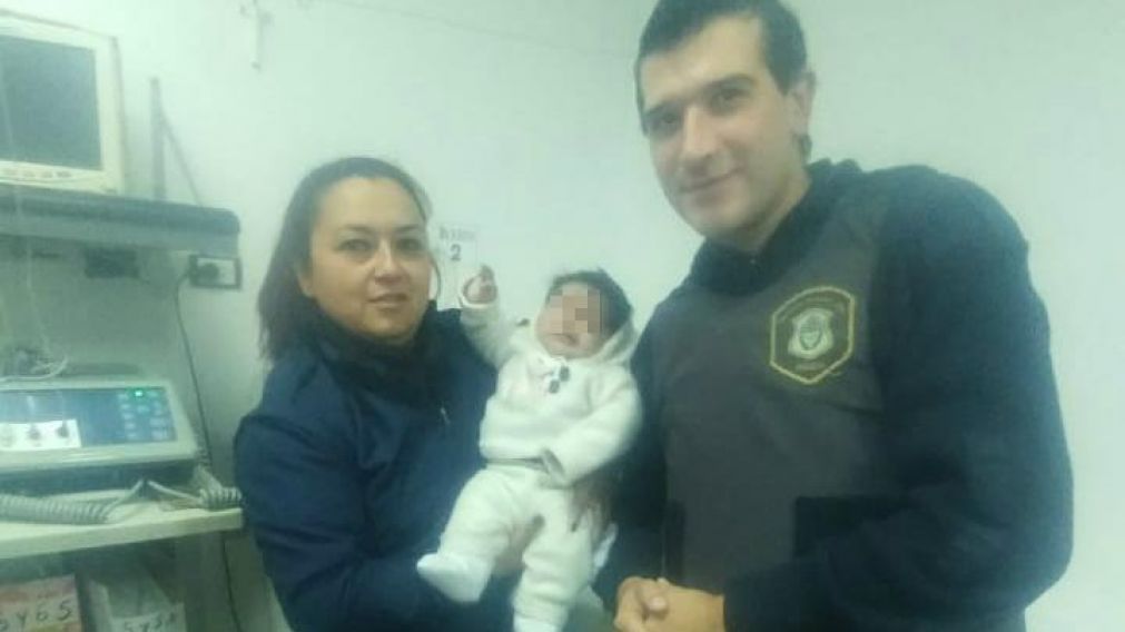 Rescatan a beb� abandonado en la ribera de un arroyo