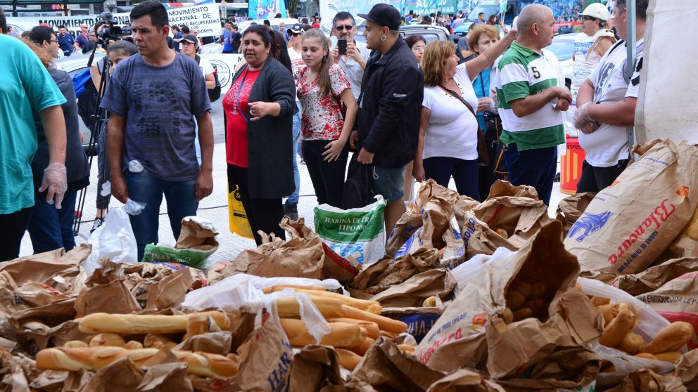 Muchas personas se acercaron para recibir un par de kilos de pan (Jonatan Moreno/Crónica).