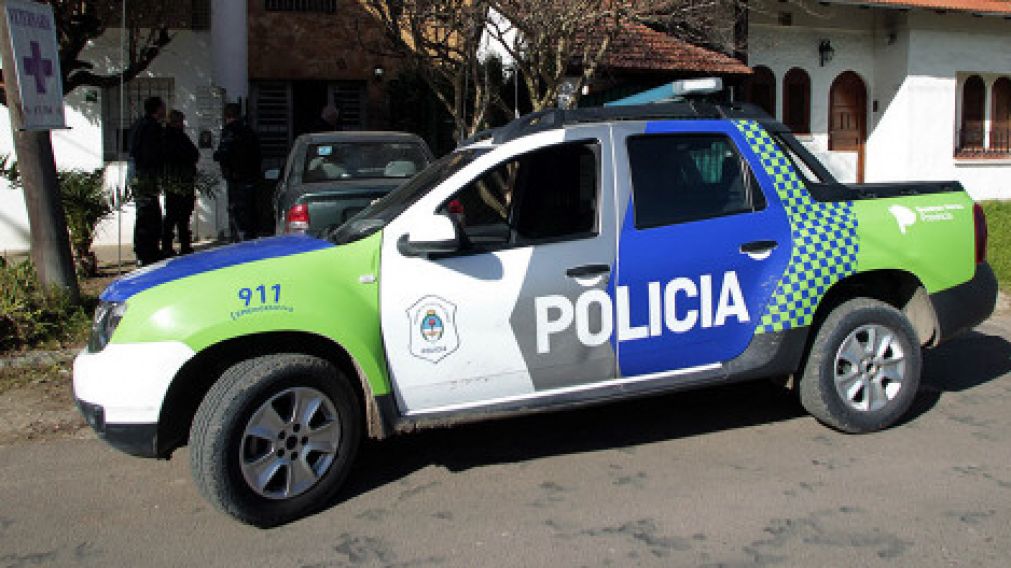 Pesquisas policiales rastrillaron la zona con el objetivo de localizar a los delincuentes. 