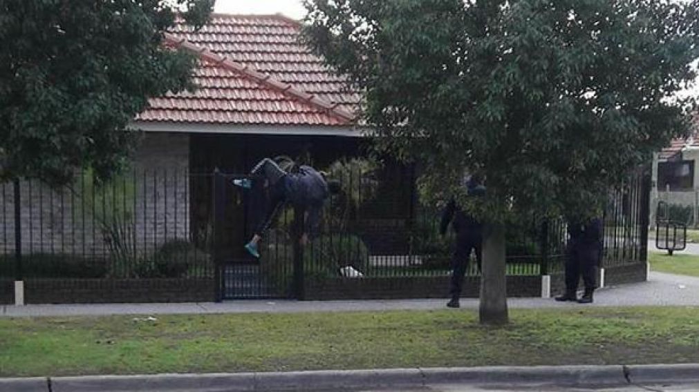 Así quedó incrustado el delincuente hasta que llegó la Policía.
