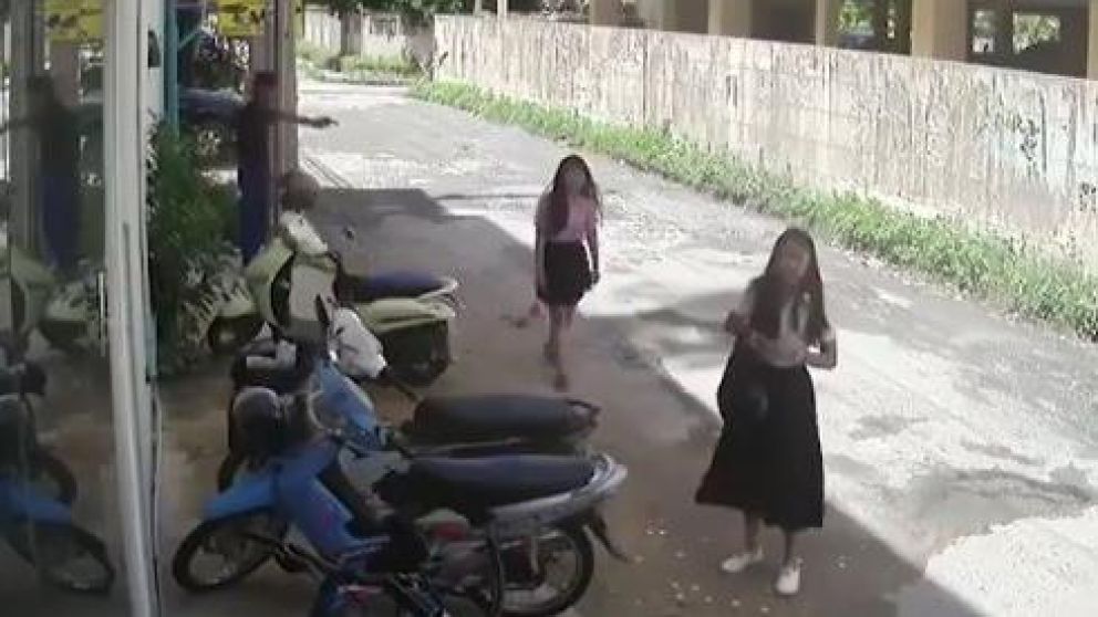 Momentos previos a que la joven sea asesinada. (Captura).