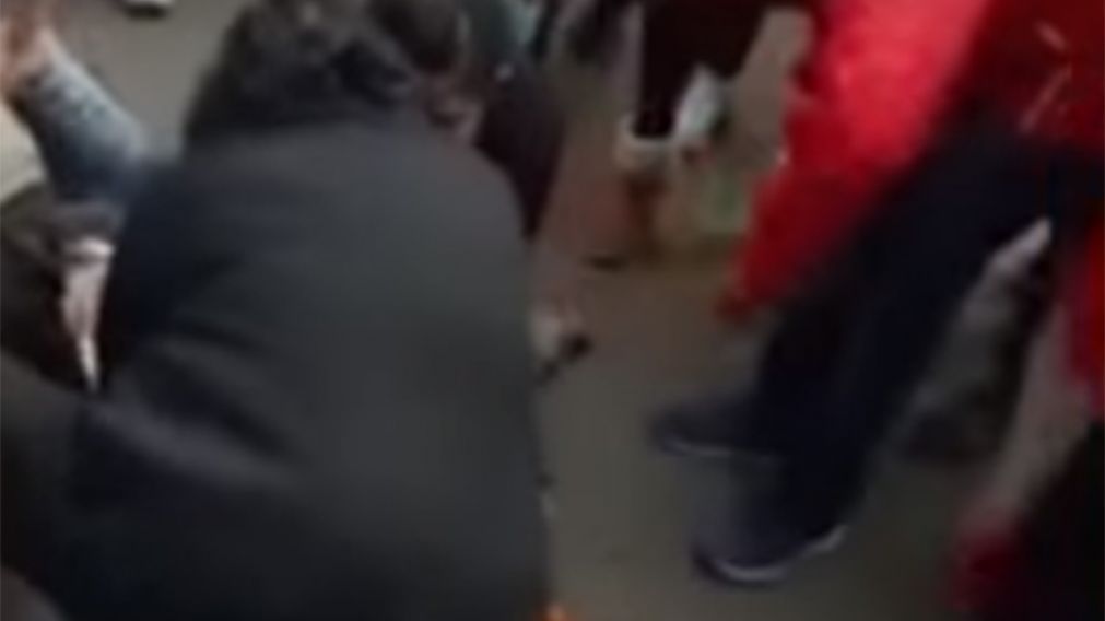 La mujer tendida en el piso, siendo asistida tras ser atropellada. (Captura de video)