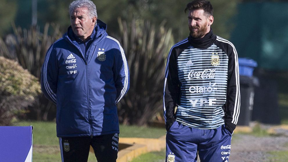 Burru, junto a Messi en Ezeiza.