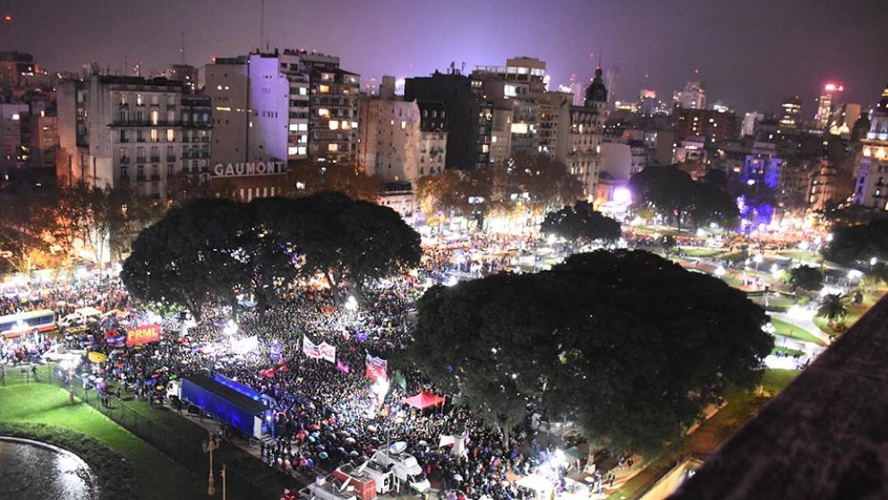 Multitudinaria marcha en Plaza De Mayo pidiendo por el aborto legal, seguro y gratuito.