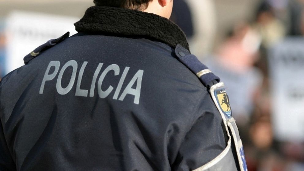 Un agente del FBI se hizo el bailarín, se le disparó el arma y casi mata a alguien.