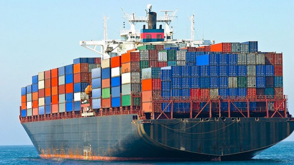 El boque de carga sufri� adem�s da�o en otros 30 contenedores por el oleaje.