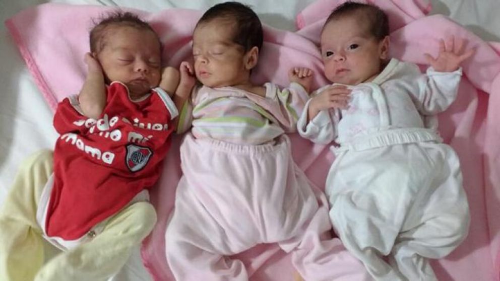 Mirko junto a sus hermanas gemelas (El Liberal)