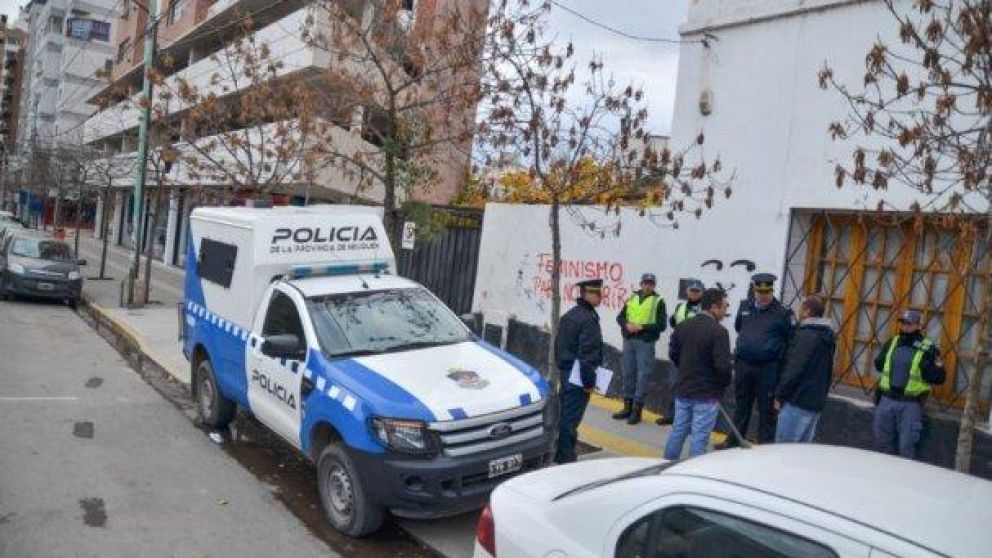 La policía presente en el edificio.
