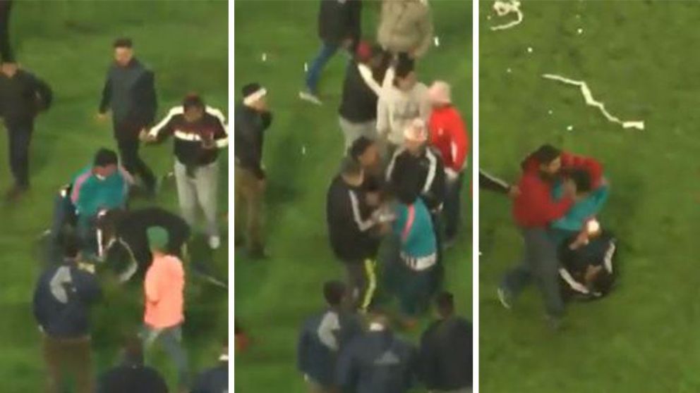 Los hinchas se pelearon fuertemente por la camiseta de un jugador. (Captura).