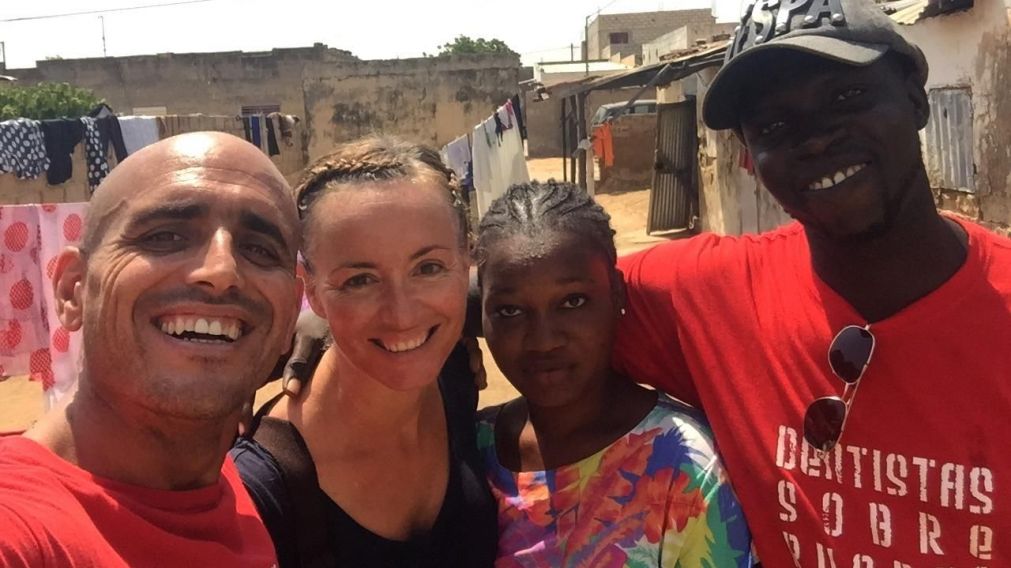 La pareja en África, siempre cerca de la gente que los necesita.