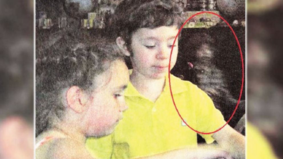 ¿Qué o quien es ese extraño ser que se ve a la derecha de ambos pibes?