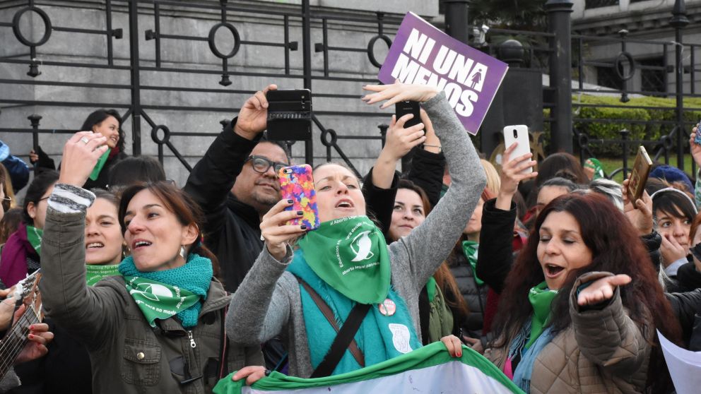 Las militantes pro- aborto llevaron consignas de NI Una Menos, que enfureció a sus organizadoras ( Pablo Villan - Diario Crónica)
