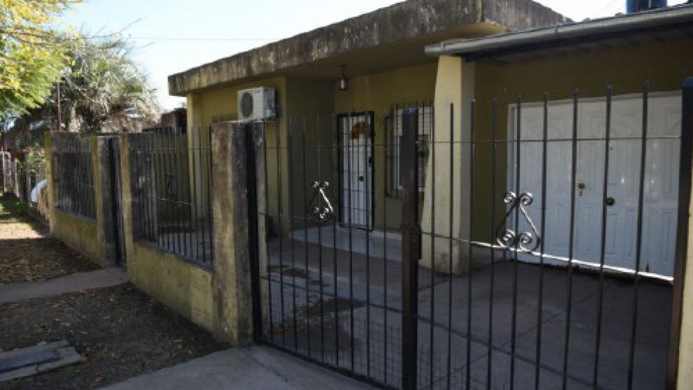La casa donde entraron dos motochorros. La esposa del muerto fue herida