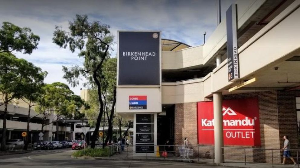 Quiso estacionar un Porsche y lo incrustó debajo de una 4x4