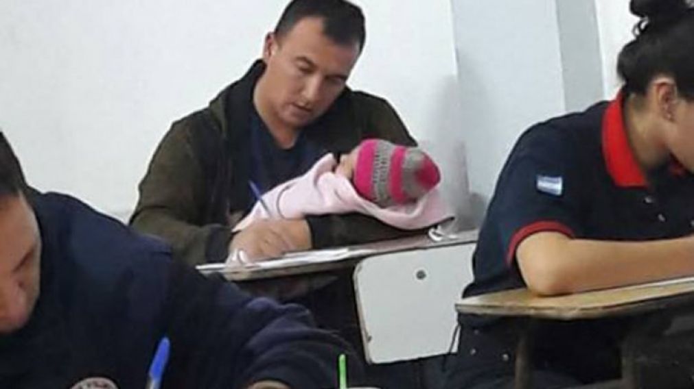 El bombero rindiendo con su hijita de dos meses.