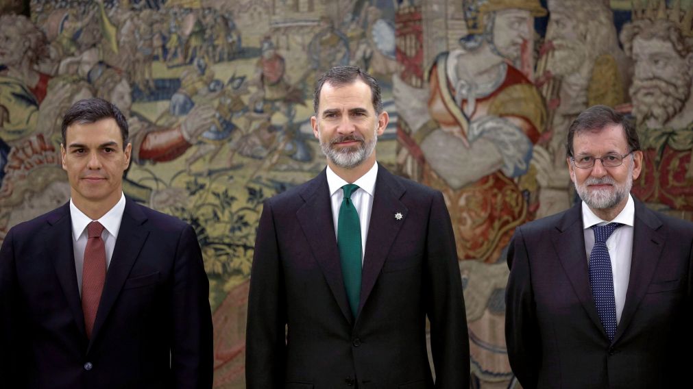 Sánchez, Felipe VI y Rajoy durante la asunción. (AFP).