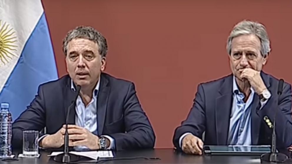 Dujovne e Ibarra durante la conferencia de este mediodía. (Captura de video)