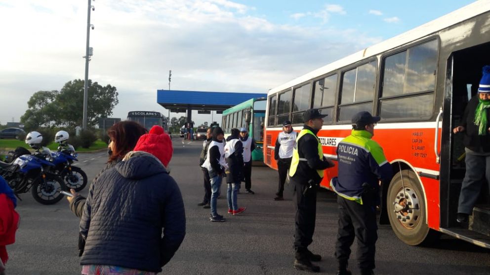 Secuestran palos, gomeras y piedras en micro que iba a la Marcha Federal