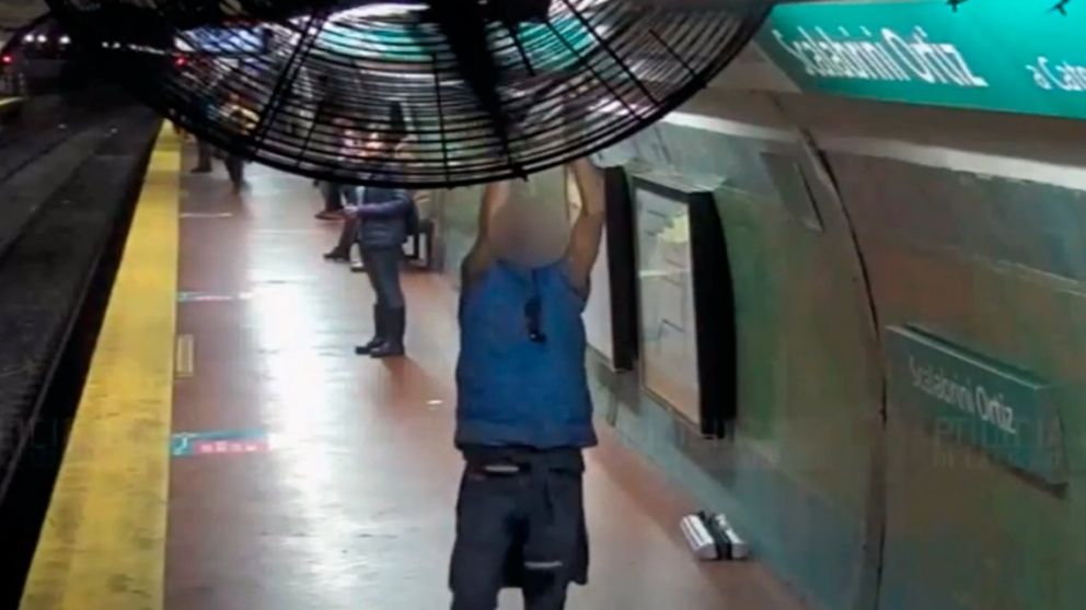 Así robaba las luces de emergencia. (Captura).