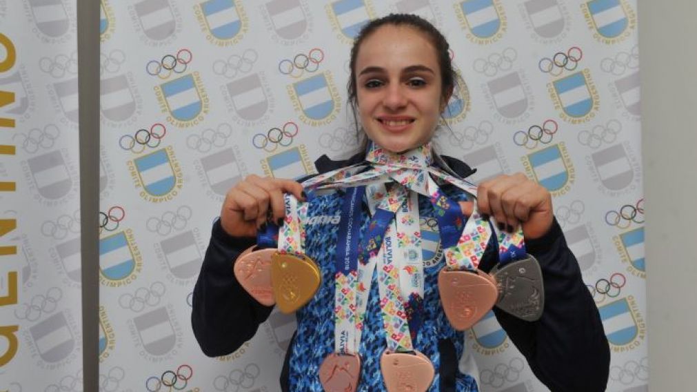 Martina Dominici luce orgullosa las seis medallas conquistas en Cochabamba.
