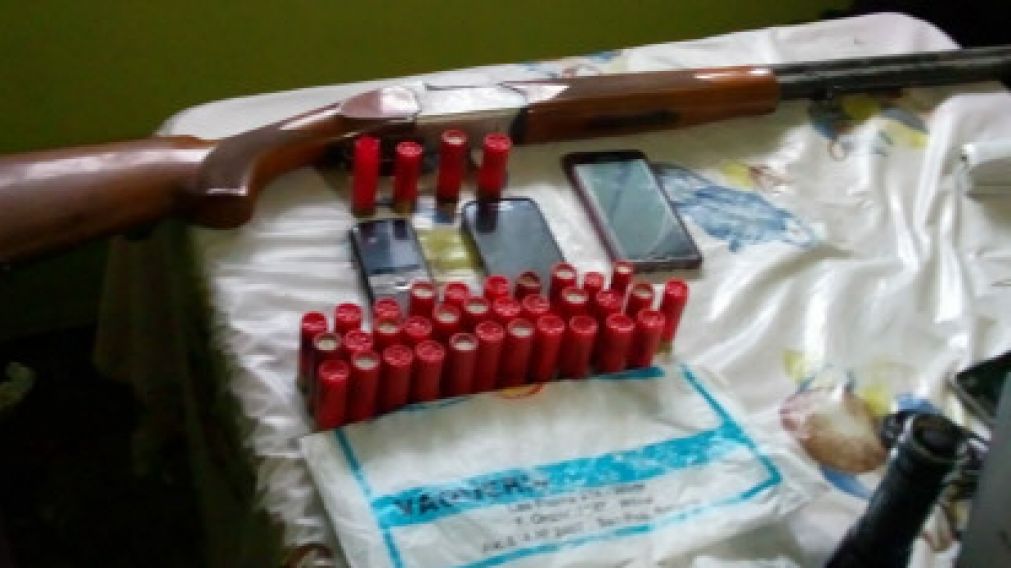 Algunos de los objetos que fueron incautados por los pesquisas policiales.