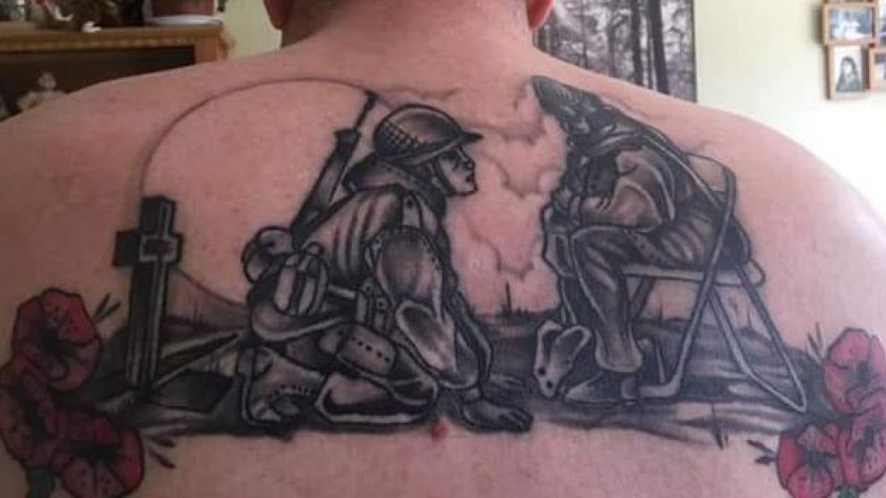 El tatuaje sobre la espalda del joven inglés con el dibujo de José.