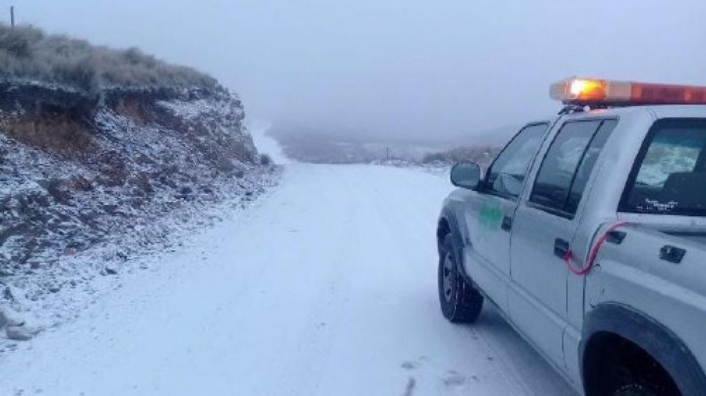 Hubo cortes de rutas por la nieve.