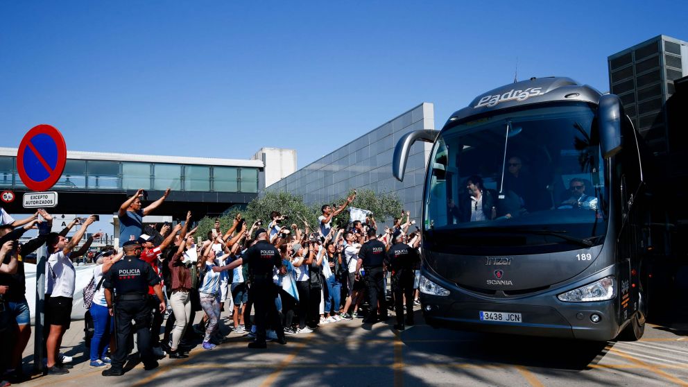 Así arribaba al estadio el equipo argentino de Sampaoli.(AFP)