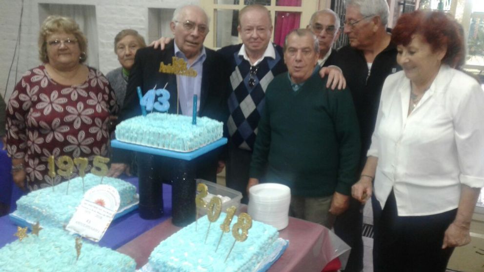 La comisión directiva, orgullosa, se prepara para soplar las 43 velitas.