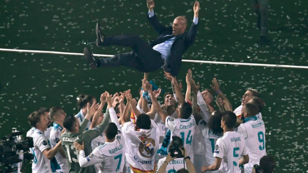 Zizu festej� en el Bernabeu, junto a los jugadores, la obtenci�n de otro Champions. (AFP)