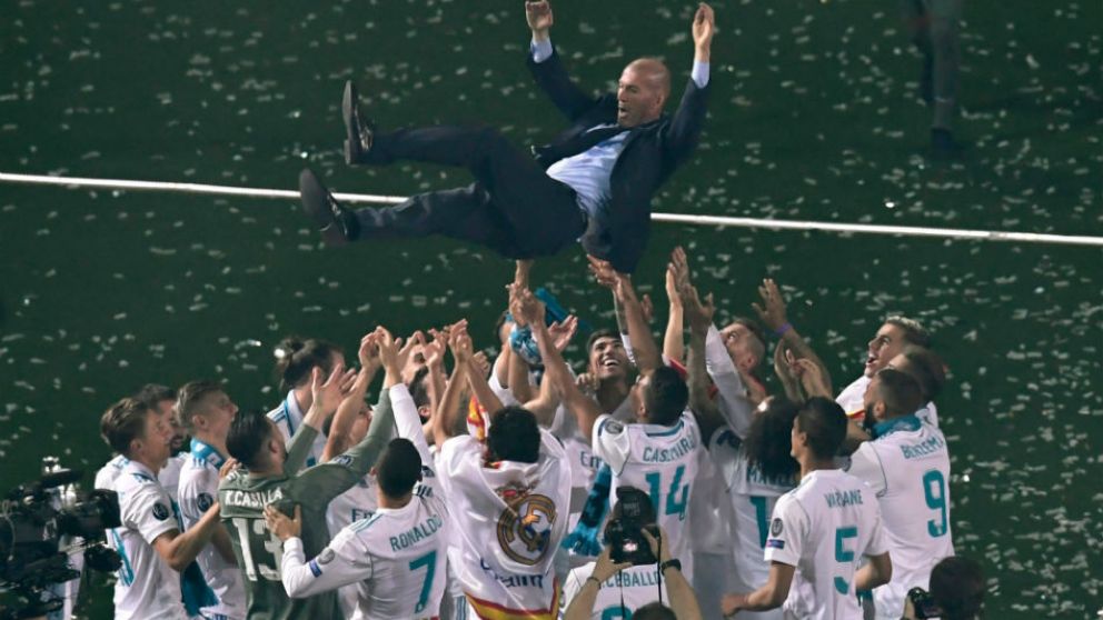 Zizu festejó en el Bernabeu, junto a los jugadores, la obtención de otro Champions. (AFP)