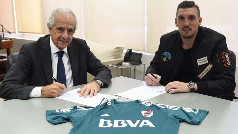 Rodolfo D´Onofrio y Franco Armani, firmando el nuevo contrato. (@CARPoficial)
