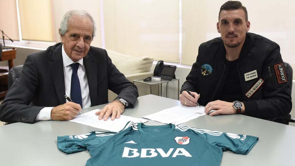 Rodolfo D´Onofrio y Franco Armani, firmando el nuevo contrato. (@CARPoficial)