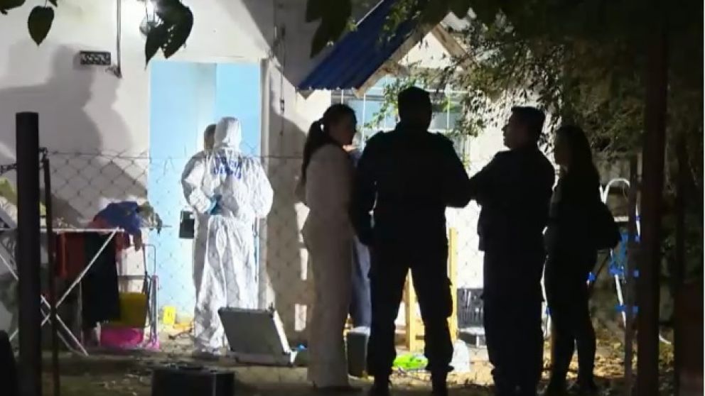 Las pericias realizadas el martes a la noche en la vivienda de la enfermera. (Captura de video)