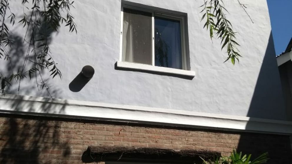 La periodista se arrojó por la ventana del medio de la imagen.