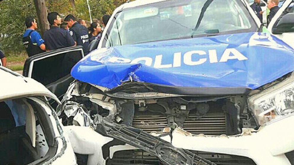 Así finalizó el patrullero que chocó contra el automóvil.