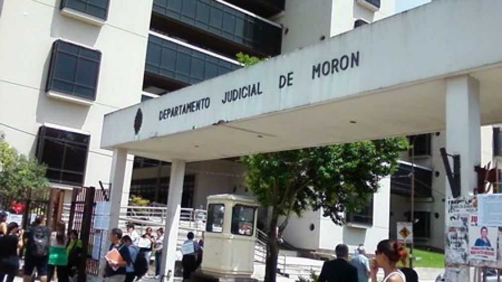 Integrantes de la Justicia de Morón investigan el tremendo suceso.