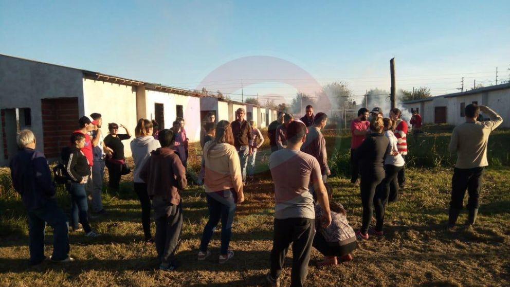 Cansados de esperar, los vecinos tomaron lo que es suyo.