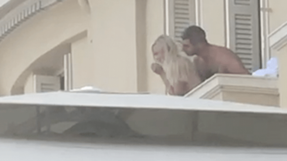 La pareja se dio cuenta casi al final del video.